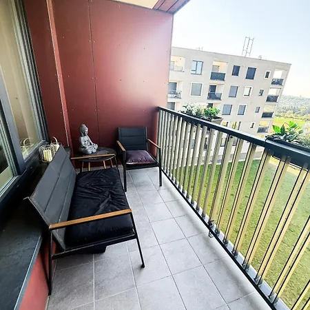 Elegant New Flat Near Airport Tram To Centre