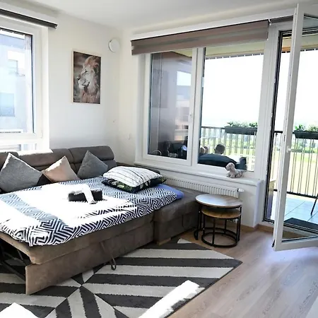 Elegant New Flat Near Airport Tram To Centre 아파트 *