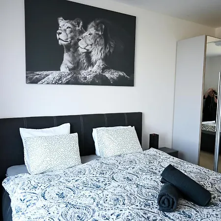 Elegant New Flat Near Airport Tram To Centre Praga