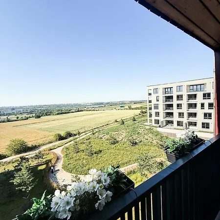 Elegant New Flat Near Airport Tram To Centre Daire *