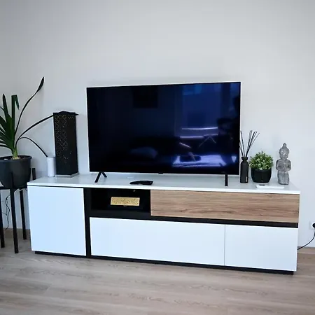 Elegant New Flat Near Airport Tram To Centre 아파트 *