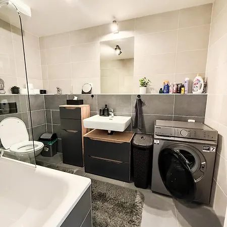 Elegant New Flat Near Airport Tram To Centre Appartamento