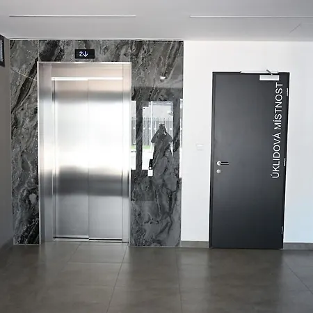 Elegant New Flat Near Airport Tram To Centre * 프라하