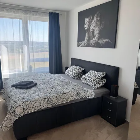 Elegant New Flat Near Airport Tram To Centre