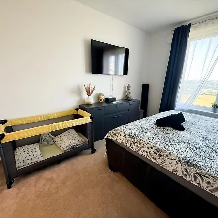 Elegant New Flat Near Airport Tram To Centre Appartamento Praga