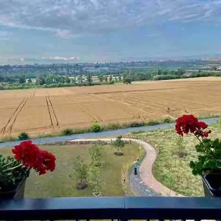 Elegant New Flat Near Airport Tram To Centre