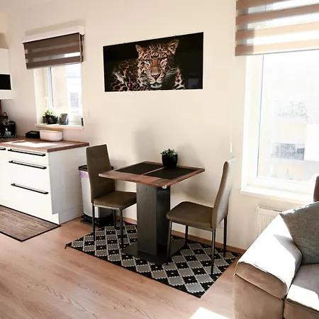 Elegant New Flat Near Airport Tram To Centre 아파트