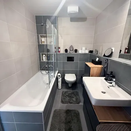 Elegant New Flat Near Airport Tram To Centre Daire