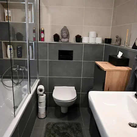 Elegant New Flat Near Airport Tram To Centre Appartamento Praga