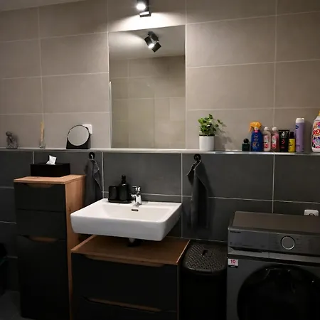 Elegant New Flat Near Airport Tram To Centre 아파트