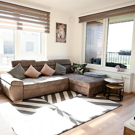 Elegant New Flat Near Airport Tram To Centre 아파트 *