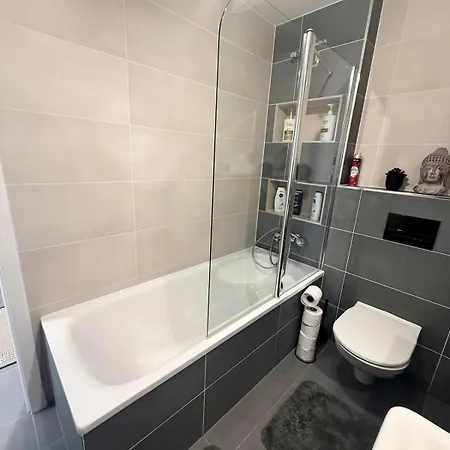 Elegant New Flat Near Airport Tram To Centre * Praga