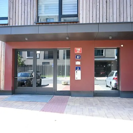 Elegant New Flat Near Airport Tram To Centre 아파트