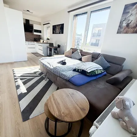 Elegant New Flat Near Airport Tram To Centre Appartamento