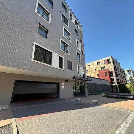 Elegant New Flat Near Airport Tram To Centre Appartamento Praga