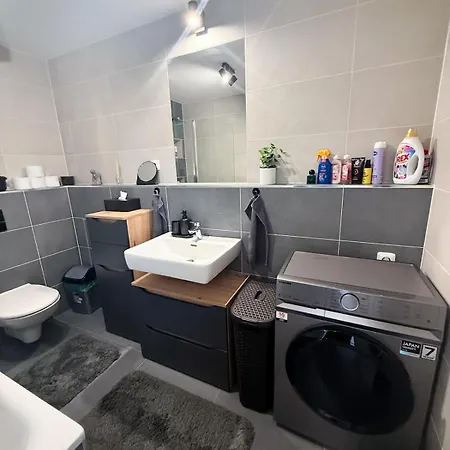 Elegant New Flat Near Airport Tram To Centre 아파트 프라하
