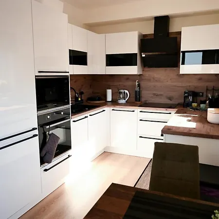 Elegant New Flat Near Airport Tram To Centre 아파트