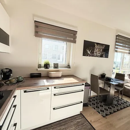 Elegant New Flat Near Airport Tram To Centre Appartamento Praga