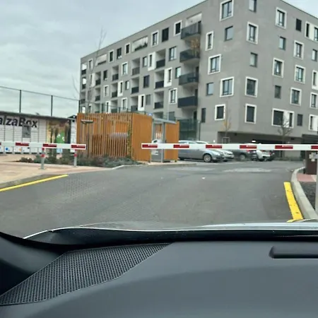 Elegant New Flat Near Airport Tram To Centre Daire *