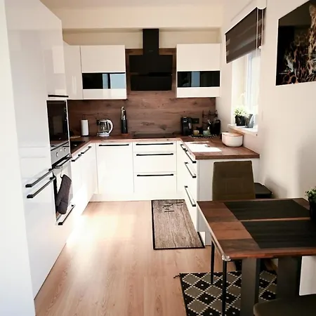Appartamento Elegant New Flat Near Airport Tram To Centre