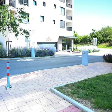 Appartamento Elegant New Flat Near Airport Tram To Centre *