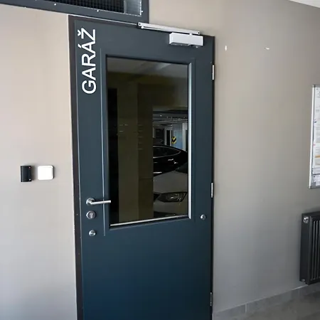 Daire Elegant New Flat Near Airport Tram To Centre Prag