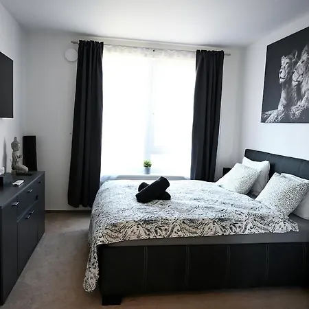 Elegant New Flat Near Airport Tram To Centre