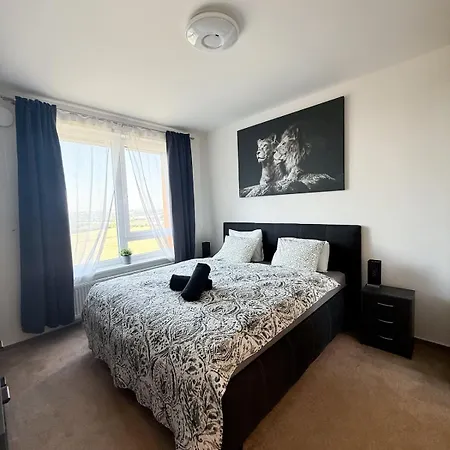 Elegant New Flat Near Airport Tram To Centre 아파트 프라하